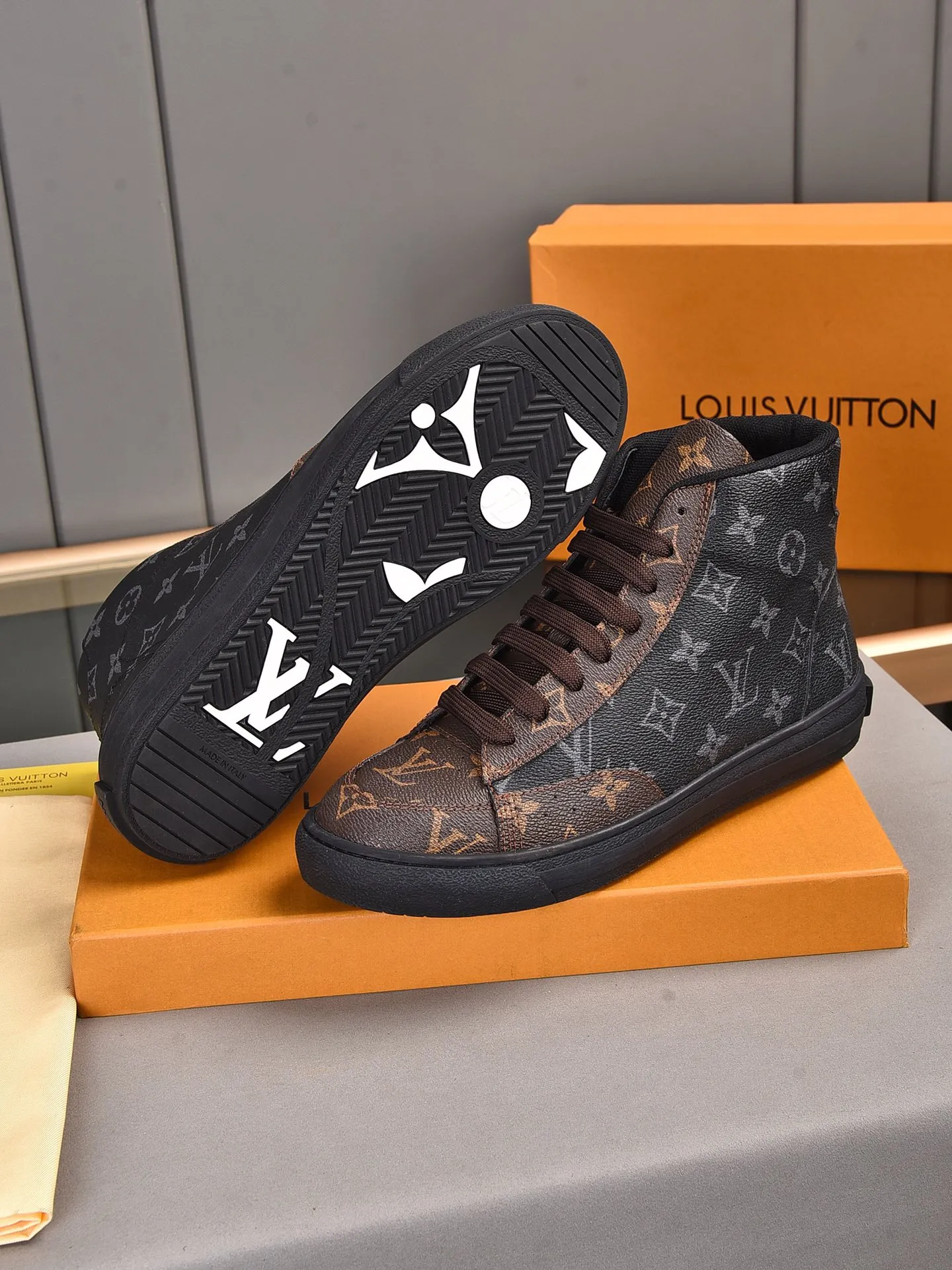 💰💰💰P440 [Latest LV high-top model] New casual Korean-style men's shoes, new autumn and winter design, perfect workmanship, cabinet quality, upper PVC material, breathable mesh lining; soft and comfortable, original rubber outsole super light Wear-resistant, simple, versatile fashion men's shoes, bright colors Two colors available Size 38--44 (45 46 customized)